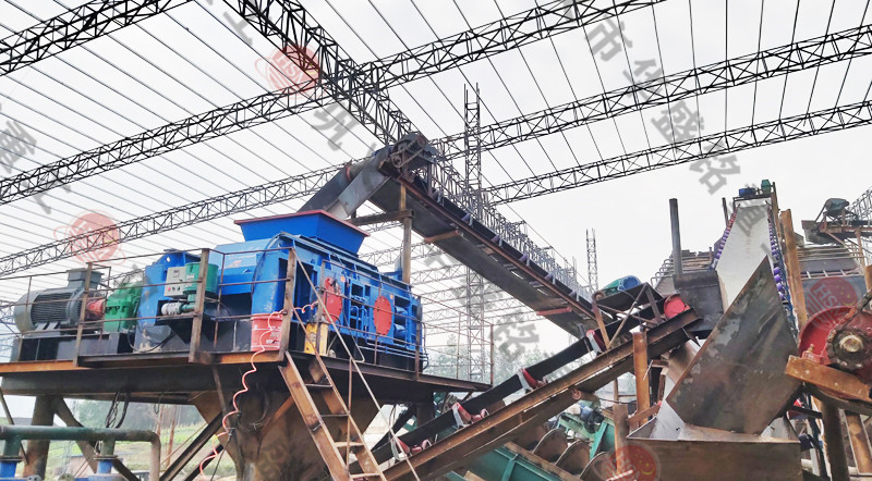 華盛銘對(duì)輥破碎機(jī)發(fā)往云南普洱制砂現(xiàn)場