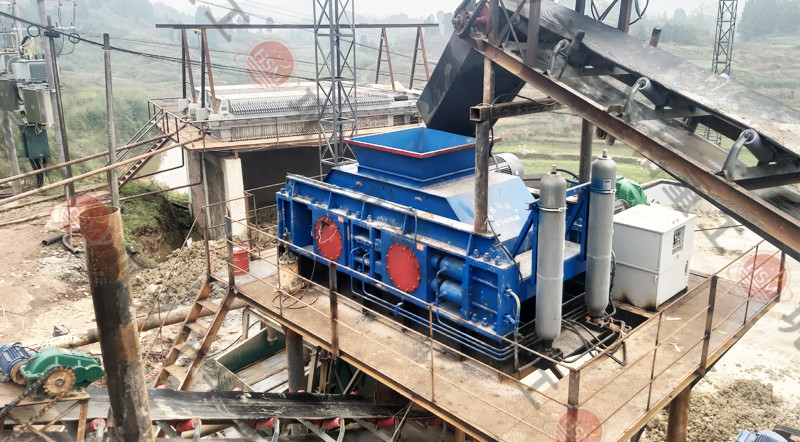 華盛銘對(duì)輥破碎機(jī)發(fā)往云南普洱制砂現(xiàn)場