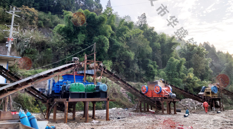 華盛銘對(duì)輥破碎機(jī)發(fā)往云南普洱制砂現(xiàn)場